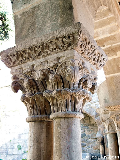 Magn&iacute;ficos capiteles vegetales que remedan los capiteles compuestos romanos