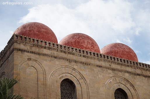 Las cúpulas rosas de la iglesia