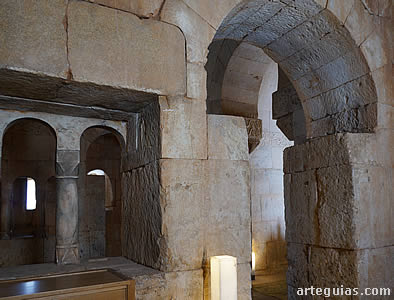 Puerta y ventanal de luna de las ergastulae