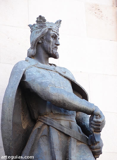 Estatua situada en Soria del rey Alfonso VIII