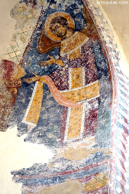 Arc&aacute;ngel que flanquea a la Virgen Mar&iacute;a