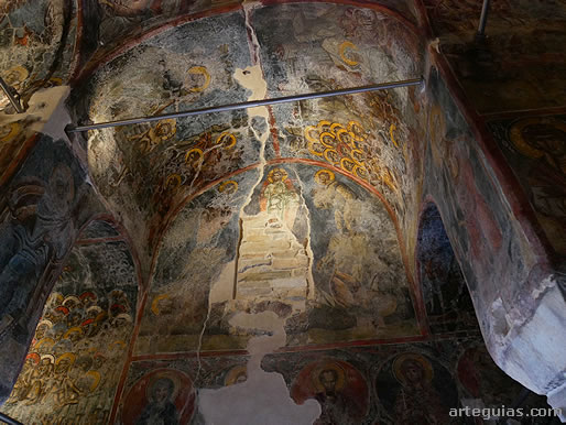 La iglesia de Agios Petros de Kastania est&aacute; repleta de pinturas murales en su interior