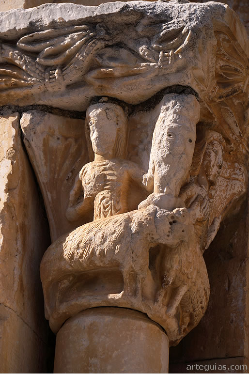 Capitel de la puerta