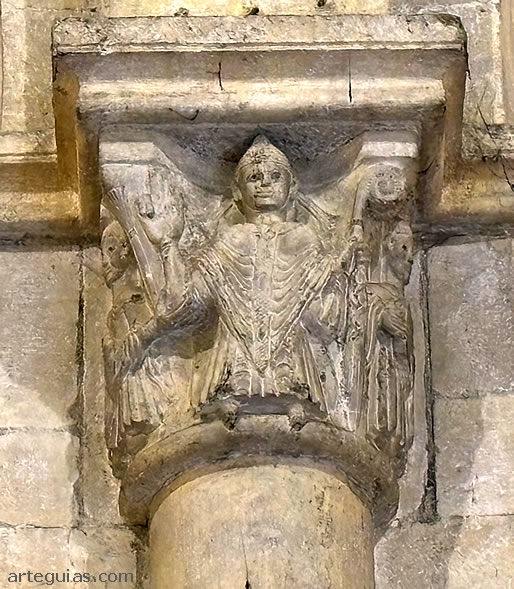 Capitel de la cabecera con la figura de un abad u obispo