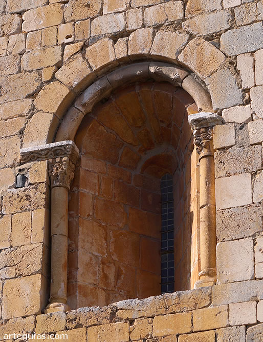 Ventanal rom&aacute;nico encima de la portada