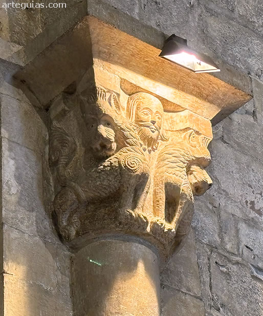 Otro de los capiteles del interior de la iglesia