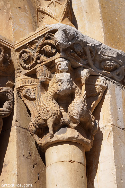 Capitel con leones alados o grifos