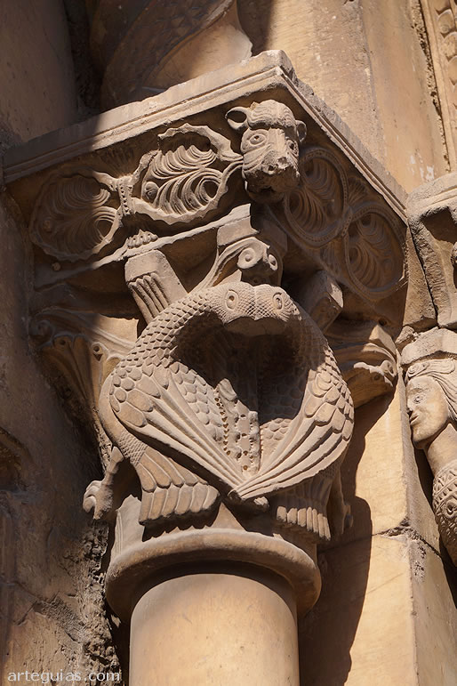 Capitel con dod aves sim&eacute;tricamente dispuestas