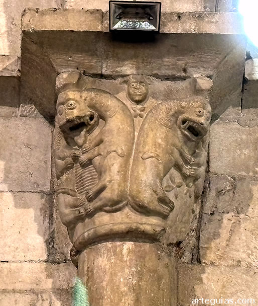 Capitel interior de leones