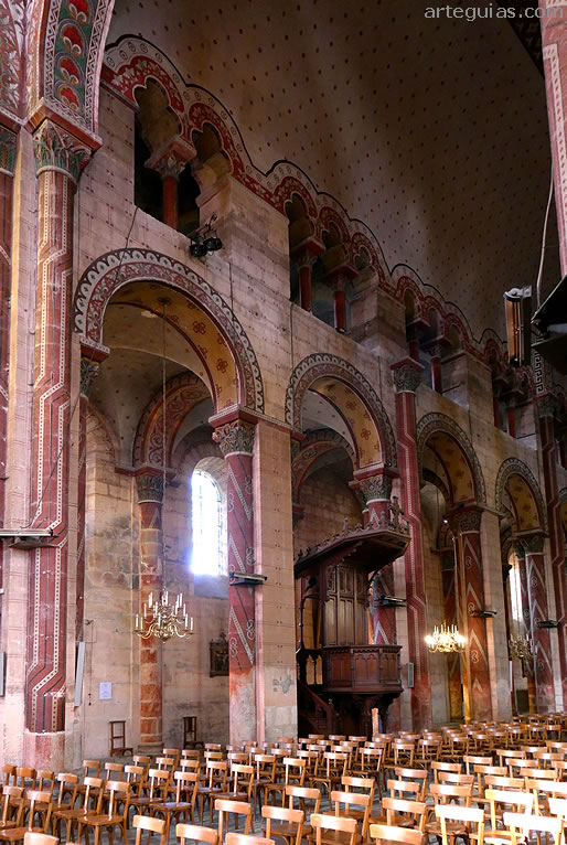 Nave central de la iglesia de Issoire: Arcos formeros y tribuna