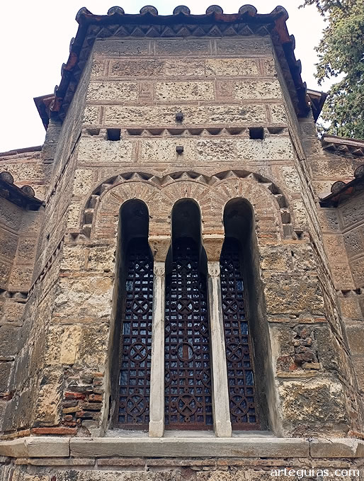 &Aacute;bside principal trifacetado con venenar de triple vano