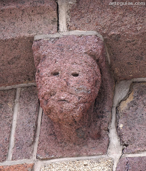 Capitel desgastado con cabeza humana