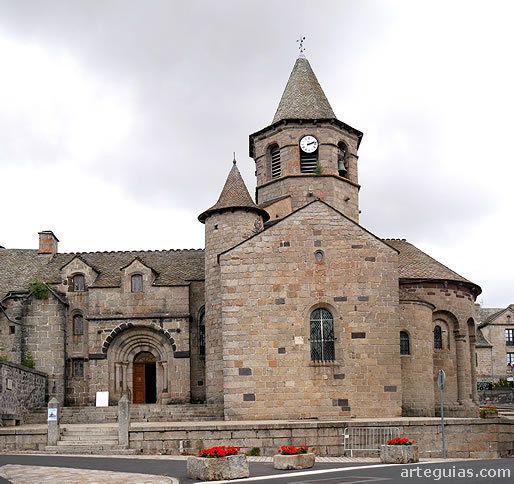 Vista meridional de la iglesia de Nasbinals