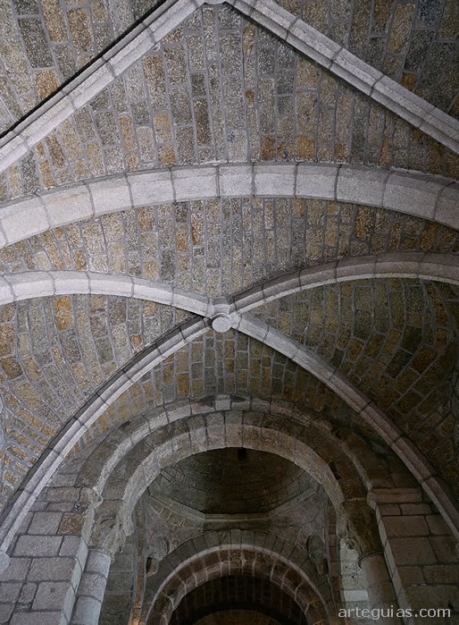 B&oacute;veda de crucer&iacute;a de la nave que fue levaantada tras su ruina