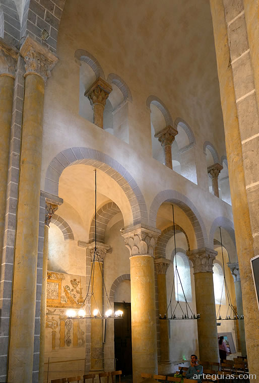 Alzado de la nave central de la iglesia de Saint-Nectaire