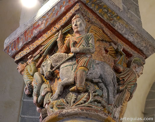 Capitel con uno de los jinetes del Apocalipsis