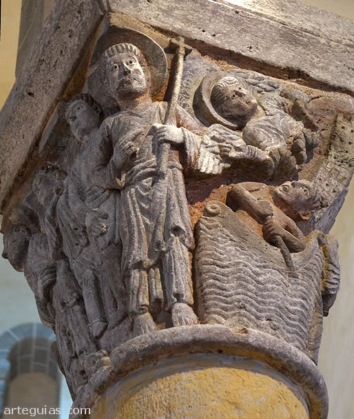 Capitel con uno de los pasajes de la vida de Saint-Nectaire