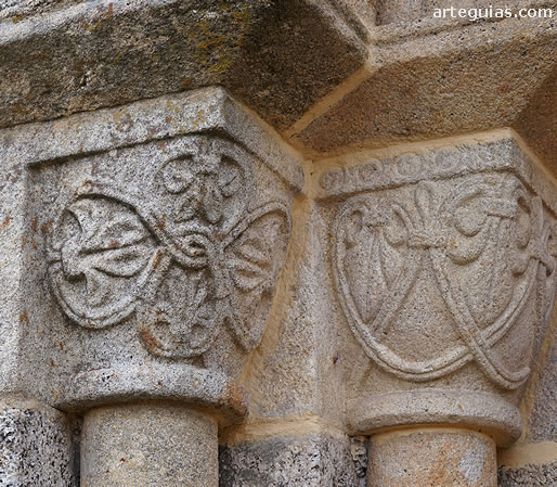 Capiteles de la puerta sur