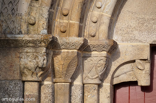 Capiteles, mochetas y arquivoltas