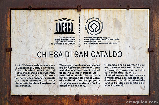 Cartel de la Unesco certificando que la iglesia es Patrimonio de la Humanidad