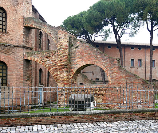 Arbotantes a&ntilde;adidos para estabilizar la estructura de la iglesia de San Vital