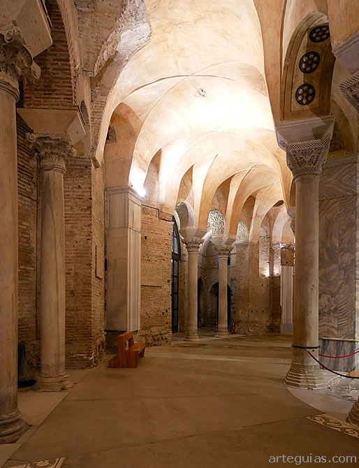 Deambulatorio del nivel inferior de la iglesia