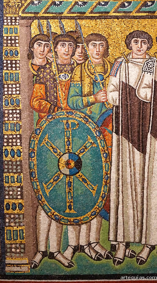 Soldados con un escudo que contiene un gran crism&oacute;n