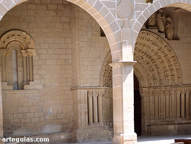 P&oacute;rtico y muro meridional de la iglesia de Tuesta