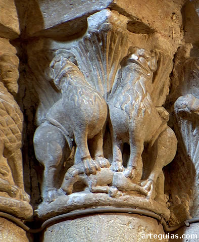 Capitel con leones dando caza a una presa