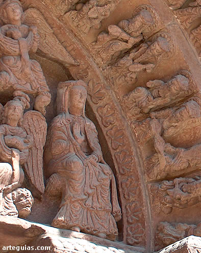 La Virgen Mar&iacute;a en uno de los extremos del t&iacute;mpano