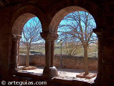 Montejo de Tiermes. Galer&iacute;a porticada de la iglesia de San Cipriano