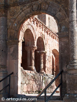 Arco renacentista y p&oacute;rtico rom&aacute;nico. Montejo de Tiermes