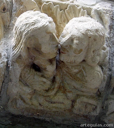 Escena amorosa de la puerta sur