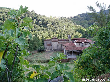 La iglesia en medio de un valle de la Comarca de Li&eacute;bana