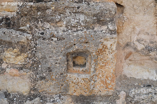 Pie de altar prerrom&aacute;nico en la fachada occidental del templo soriano