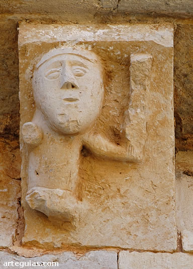 Canecillos de formas un tanto rudas