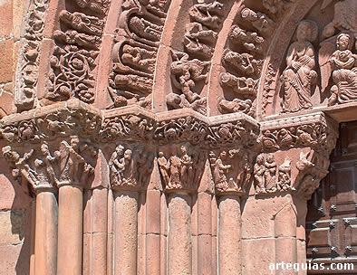 Iglesia de Santo Domingo de Soria: columnas y otros detalles de la portada