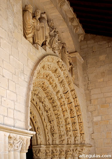 Espectacular portada de la iglesia de Tuesta