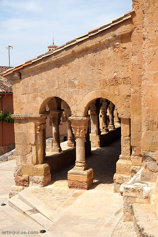 Lateral oriental del p&oacute;rtico de la iglesia de San Miguel