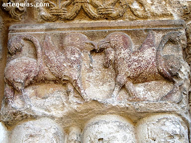 Grifos policromados en la portada norte