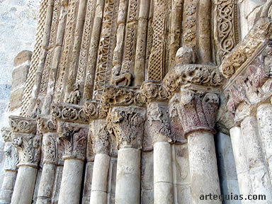Detalle de las arquivoltas y las columnas