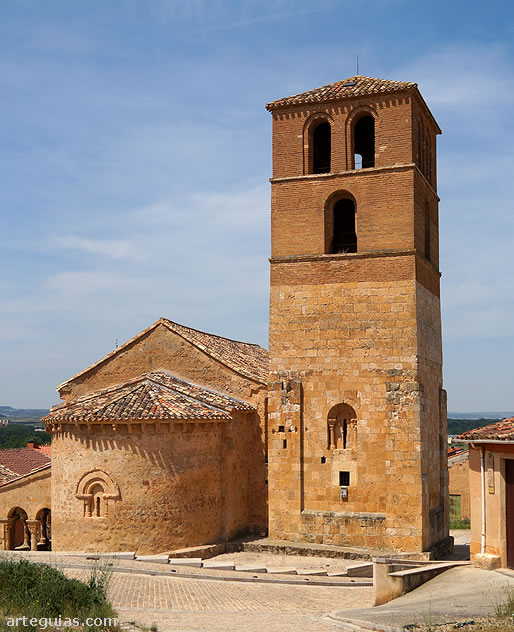 La iglesia rom&aacute;nica de San Miguel desde el nordeste