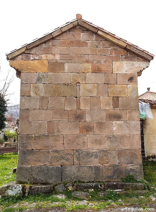 Santa Leocadia de Helguera: cabecera