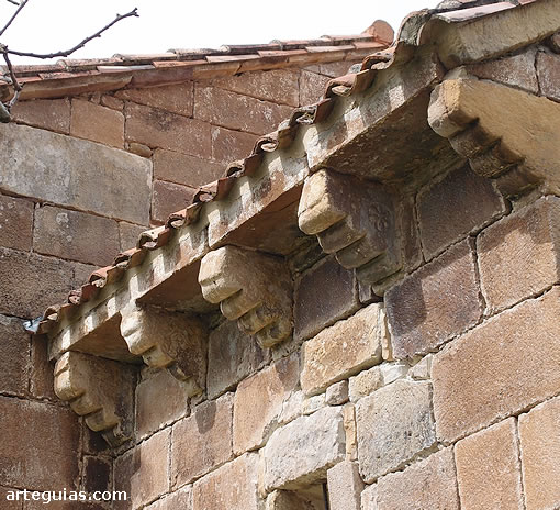 Modillones de rollos moz&aacute;rabes de la iglesia de Santa Leocadia de Helguera