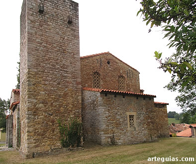 En primer plano la pol&eacute;mica torre campanario