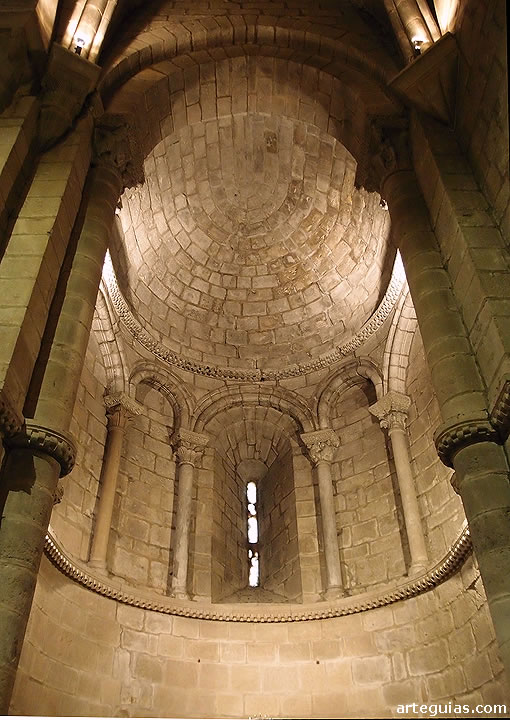 Interior de uno de los &aacute;bsides laterales