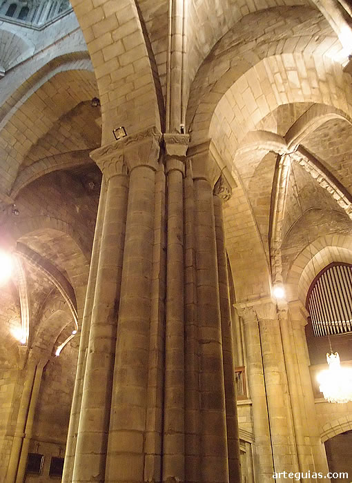 Pilares, arcos y b&oacute;vedas del interior