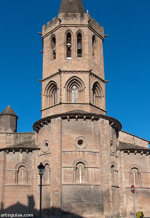 Cabecera y torre cimborrio de la espectacular Iglesia de Santa Mar&iacute;a la Real, Sang&uuml;esa