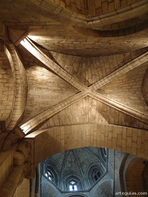 Interior de la iglesia de Santa Mar&iacute;a la Real, Sang&uuml;esa