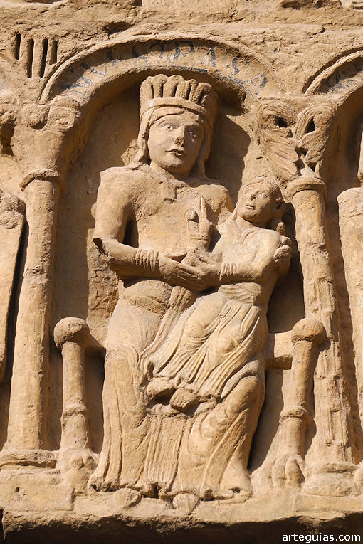 La Virgen con el Ni&ntilde;o en el medio del dintel